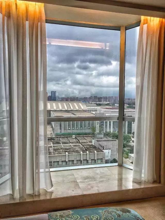 室内外双泳池、全落地玻璃窗房间,睡在这家五星酒店还能畅吃海鲜自助!